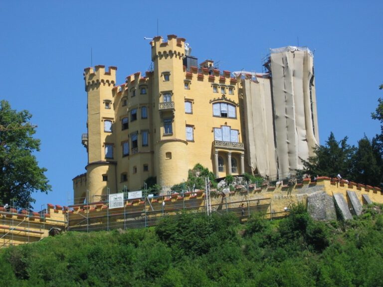 Spezialgerüstbau, Erhöhte Anforderung an die Baustelleneinrichtung in Bezug auf die Vielzahl von Besuchern und Touristen am Schloss Hohenschwangau